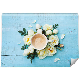 Poranna filiżanka kawy i piękne róże na turkusowym tle
