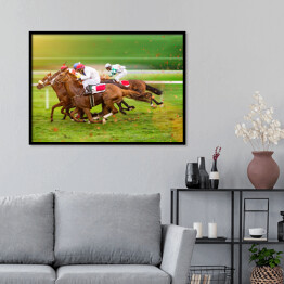 Plakat w ramie Konie wyścigowe z dżokejami na polanie