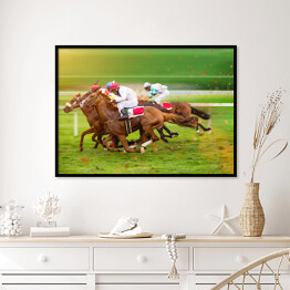 Plakat w ramie Konie wyścigowe z dżokejami na polanie