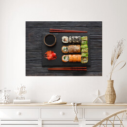 Plakat samoprzylepny Zestaw sushi serwowany na kamiennym łupku