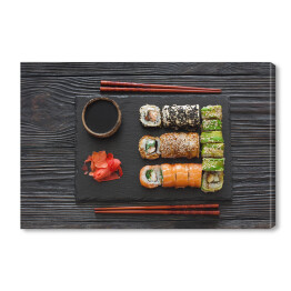 Zestaw sushi serwowany na kamiennym łupku
