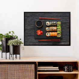 Obraz w ramie Zestaw sushi serwowany na kamiennym łupku