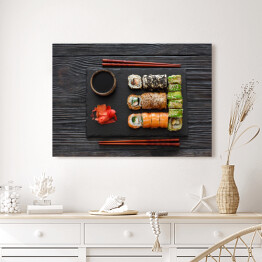 Obraz na płótnie Zestaw sushi serwowany na kamiennym łupku
