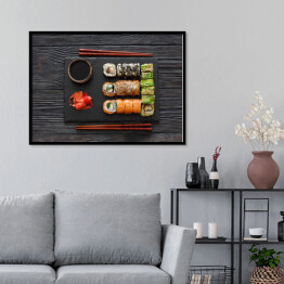Plakat w ramie Zestaw sushi serwowany na kamiennym łupku