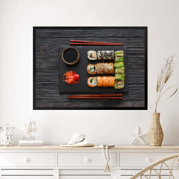 Obraz w ramie Zestaw sushi serwowany na kamiennym łupku