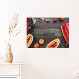 Plakat Świeże soczyste jagody, arbuz i melon na czarnym drewnianym stole