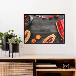 Plakat w ramie Świeże soczyste jagody, arbuz i melon na czarnym drewnianym stole