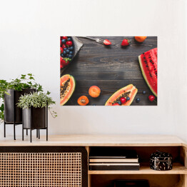 Plakat Świeże soczyste jagody, arbuz i melon na czarnym drewnianym stole