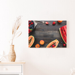 Obraz na płótnie Świeże soczyste jagody, arbuz i melon na czarnym drewnianym stole
