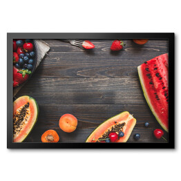 Obraz w ramie Świeże soczyste jagody, arbuz i melon na czarnym drewnianym stole