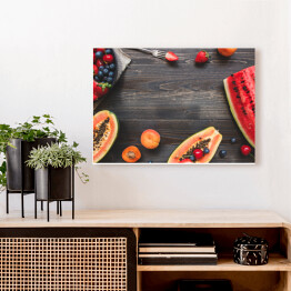 Obraz na płótnie Świeże soczyste jagody, arbuz i melon na czarnym drewnianym stole