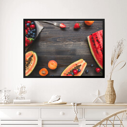 Obraz w ramie Świeże soczyste jagody, arbuz i melon na czarnym drewnianym stole