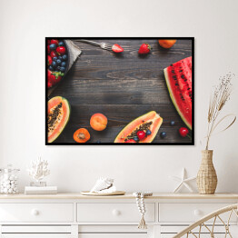 Plakat w ramie Świeże soczyste jagody, arbuz i melon na czarnym drewnianym stole