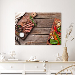 Obraz na płótnie Stek wołowy i grillowane warzywa na desce do krojenia