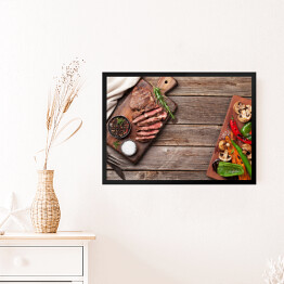 Obraz w ramie Stek wołowy i grillowane warzywa na desce do krojenia