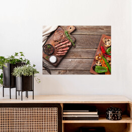Plakat samoprzylepny Stek wołowy i grillowane warzywa na desce do krojenia