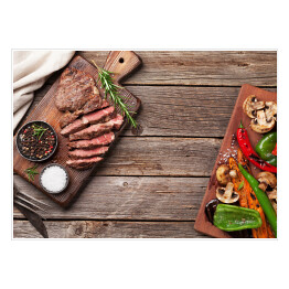 Plakat samoprzylepny Stek wołowy i grillowane warzywa na desce do krojenia
