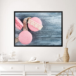 Obraz w ramie Różowe ciastka na błękitnym tle