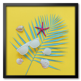 Obraz w ramie Białe okulary przeciwsłoneczne, rozgwiazdy i muszle na liściu palmy