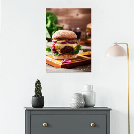 Plakat samoprzylepny Burgery wołowe z korniszonami, czerwoną cebulą i sałatą