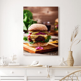 Obraz na płótnie Burgery wołowe z korniszonami, czerwoną cebulą i sałatą