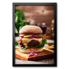 Obraz w ramie Burgery wołowe z korniszonami, czerwoną cebulą i sałatą