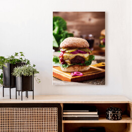 Obraz na płótnie Burgery wołowe z korniszonami, czerwoną cebulą i sałatą