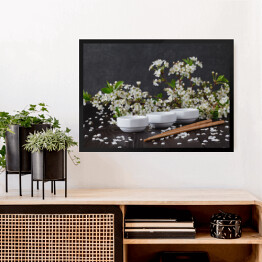Obraz w ramie Małe naczynia na tle pięknych białych kwiatów