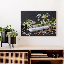 Obraz na płótnie Małe naczynia na tle pięknych białych kwiatów