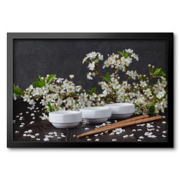 Obraz w ramie Małe naczynia na tle pięknych białych kwiatów