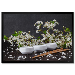 Plakat w ramie Małe naczynia na tle pięknych białych kwiatów