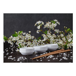 Plakat Małe naczynia na tle pięknych białych kwiatów