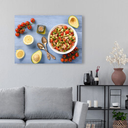 Obraz na płótnie Zdrowa sałatka z tuńczykiem, pomidorkami cherry i awokado