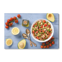 Obraz na płótnie Zdrowa sałatka z tuńczykiem, pomidorkami cherry i awokado