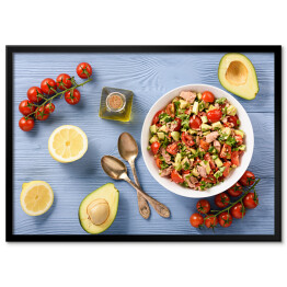 Plakat w ramie Zdrowa sałatka z tuńczykiem, pomidorkami cherry i awokado