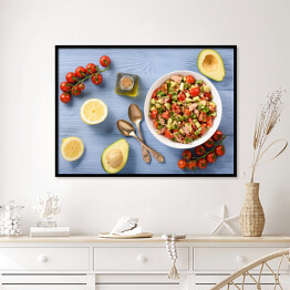 Plakat w ramie Zdrowa sałatka z tuńczykiem, pomidorkami cherry i awokado