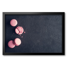 Obraz w ramie Różowe ciastka na czarnym tle