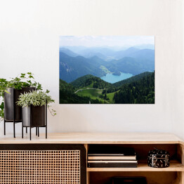 Plakat samoprzylepny Jezioro wśród gór porośniętych drzewami