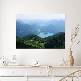 Plakat samoprzylepny Jezioro wśród gór porośniętych drzewami