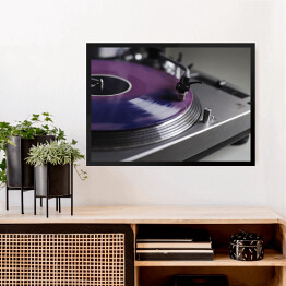 Obraz w ramie Fioletowa płyta winylowa wirująca w gramofonie