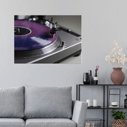 Plakat samoprzylepny Fioletowa płyta winylowa wirująca w gramofonie
