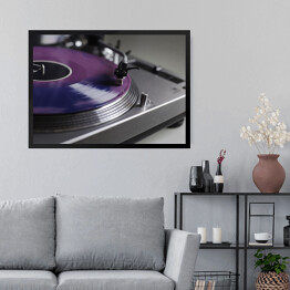 Obraz w ramie Fioletowa płyta winylowa wirująca w gramofonie