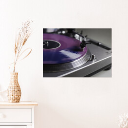 Plakat samoprzylepny Fioletowa płyta winylowa wirująca w gramofonie