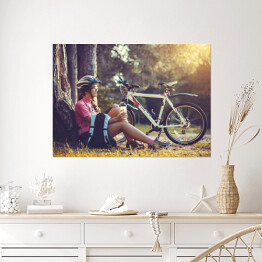 Plakat Cyklista odpoczywający pod drzewem