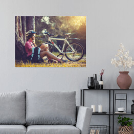 Plakat samoprzylepny Cyklista odpoczywający pod drzewem
