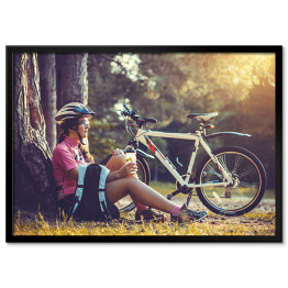 Plakat w ramie Cyklista odpoczywający pod drzewem