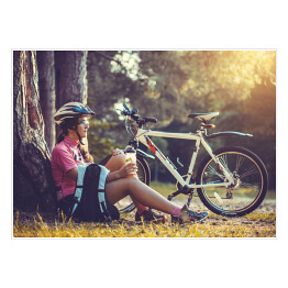 Plakat samoprzylepny Cyklista odpoczywający pod drzewem