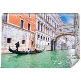 Tradycyjna gondola i słynny Most Westchnień w Wenecji