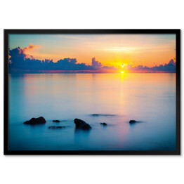 Plakat w ramie Kolorowy wschód słońca nad oceanem na Malediwach