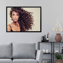 Obraz w ramie Dziewczyna z długimi, błyszczącymi i kręconymi włosami